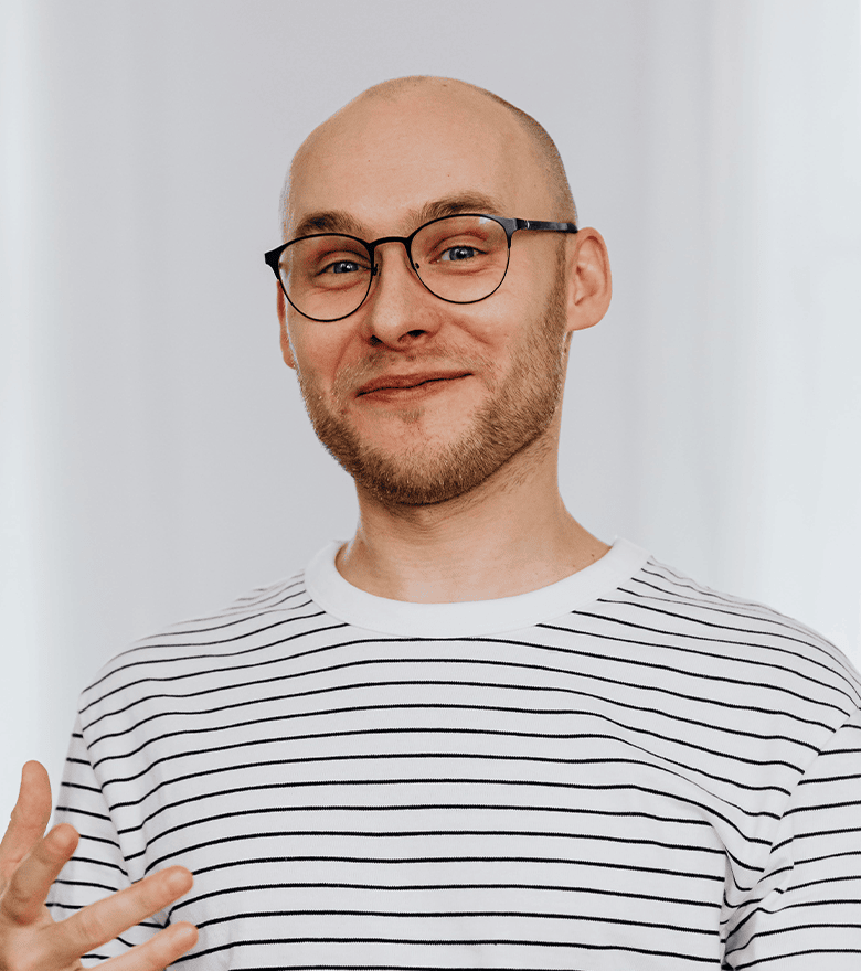 Homem a explicar um assunto