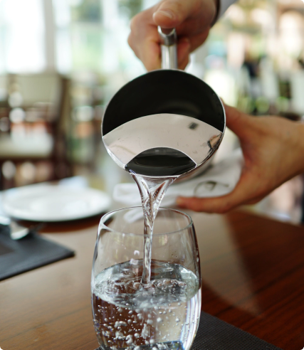 Servir água num copo