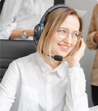 Mulher com headset a prestar atendimento ao cliente