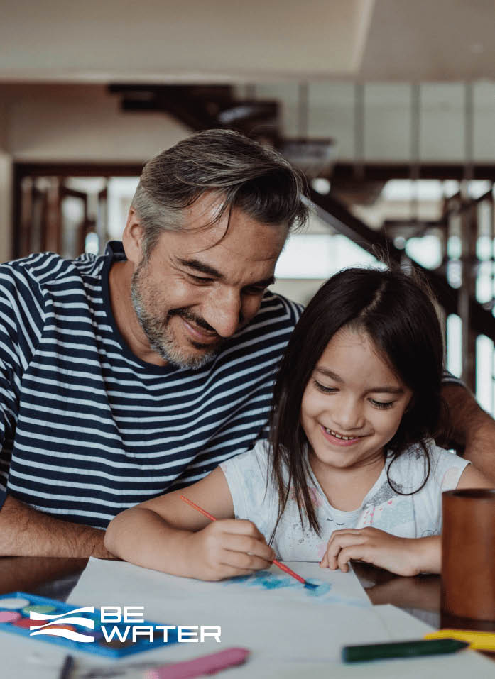 Pai e filha a desenhar